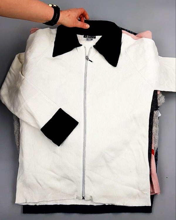 Фотография  720 - Джемпера СТОК CAN 084#7 кг, ЛОТ №7650 оптом в Махачкале и Дагестане